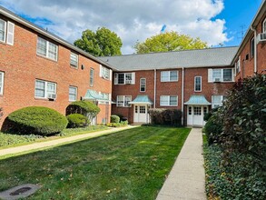 Suburban Square Apartments in Ardmore, PA - Building Photo - Building Photo