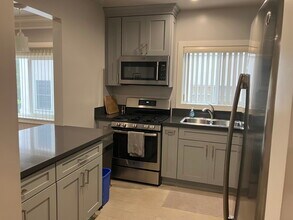 2059 N Vermont Ave, Unit 2059 half in Los Angeles, CA - Building Photo - Building Photo