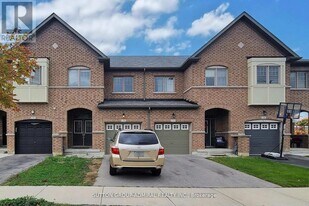 74 Davenfield Cir in Brampton, ON - Building Photo