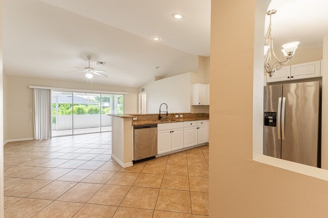 6012 Thrush Ave in Ft. Myers, FL - Building Photo - Building Photo