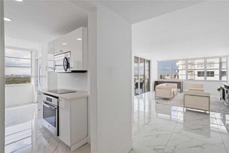18051 Biscayne Blvd in Aventura, FL - Building Photo - Building Photo
