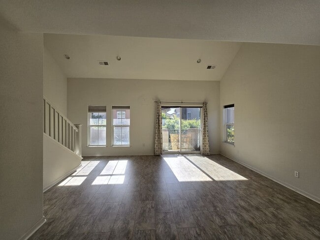 336 Toscana Way in Hayward, CA - Building Photo - Building Photo