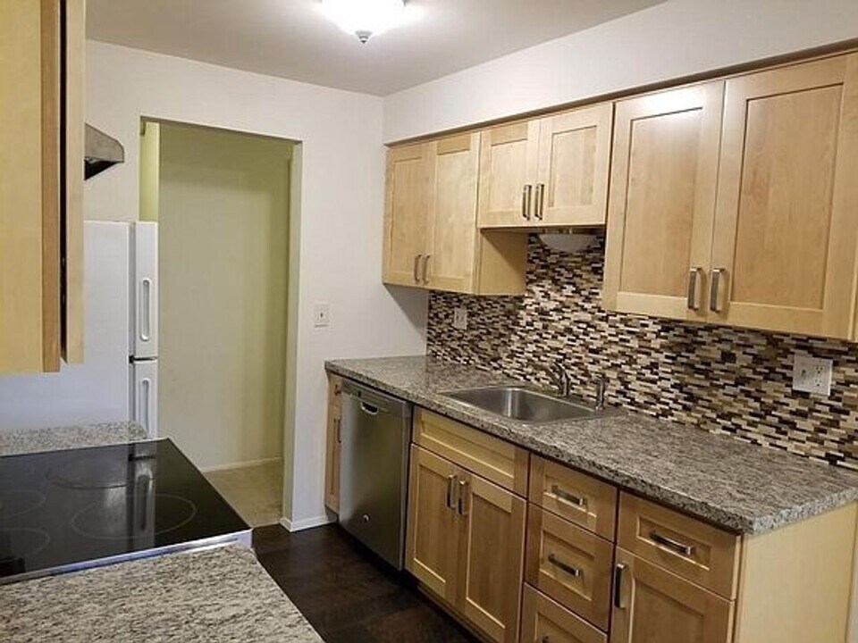 17211 NE 45th St in Redmond, WA - Building Photo