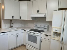 443 NE 195th St in Miami, FL - Building Photo