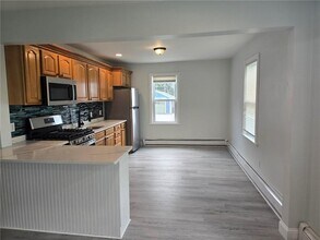 59 Court St in Bristol, RI - Building Photo - Building Photo