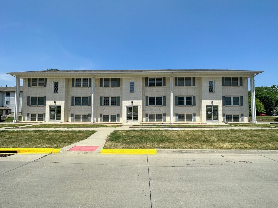2929 West Street in Ames, IA - Building Photo