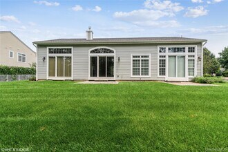 2 Pondview in Smithtown, NY - Foto de edificio - Building Photo