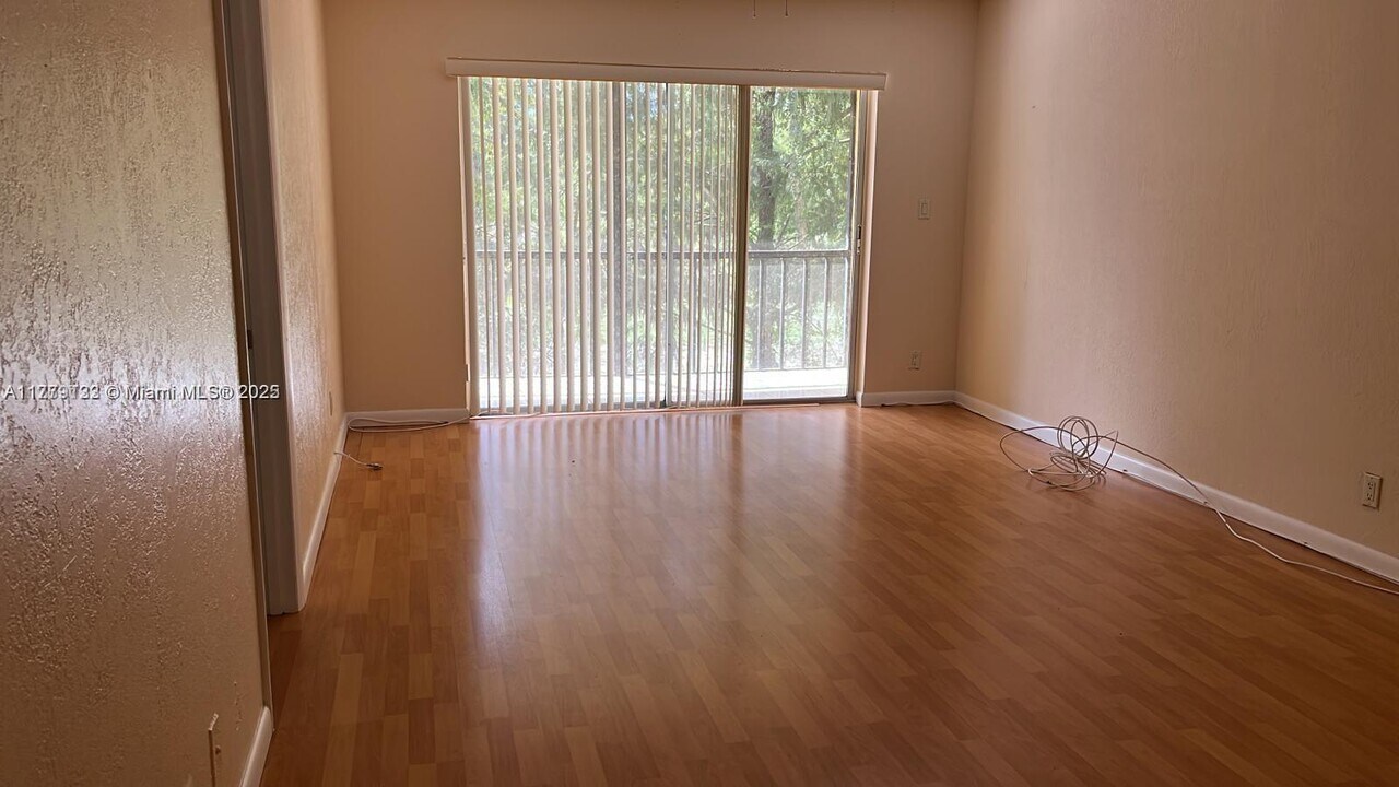 8060 Fairview Dr in Tamarac, FL - Building Photo