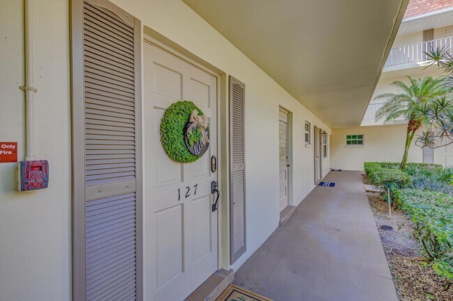 5560 Tamberlane Cir, Unit 127 in Palm Beach Gardens, FL - Building Photo - Building Photo