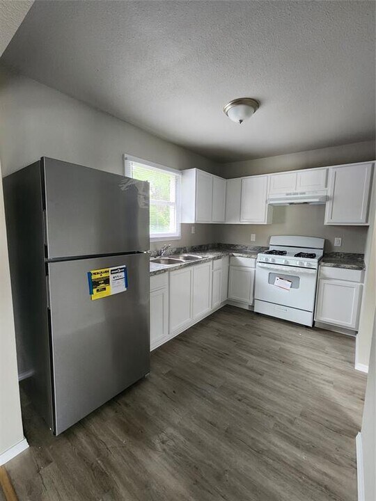 601 E Wright Ave-Unit -B in Baytown, TX - Building Photo