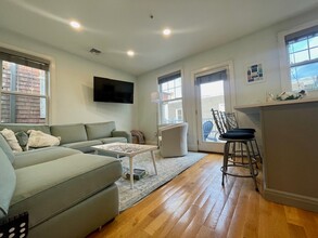 202 L St, Unit 2 in Boston, MA - Building Photo - Building Photo