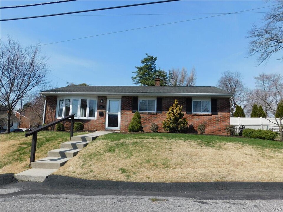 1604 Spring St in Bethlehem, PA - Building Photo