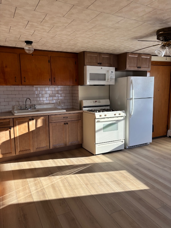 1563 Cove Rd in New Bedford, MA - Foto de edificio - Building Photo