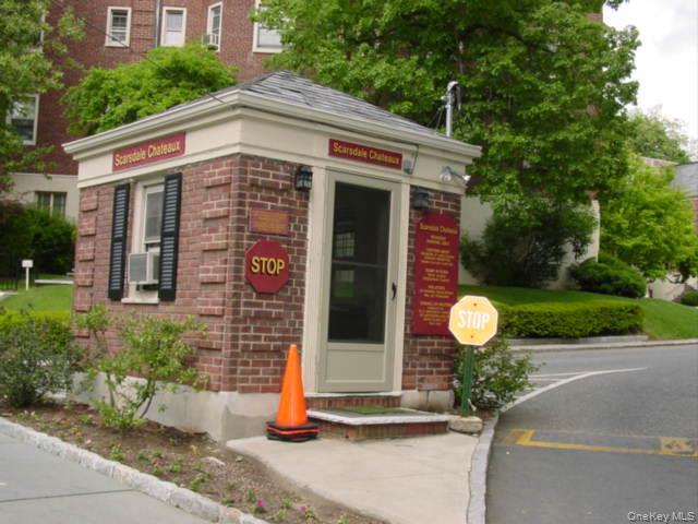 5 Chateaux Cir in Scarsdale, NY - Building Photo