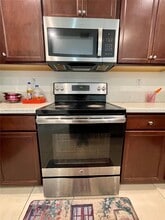 9336 W 33rd Ave in Hialeah Gardens, FL - Building Photo - Building Photo