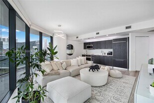 45 SW 9th St, Unit 1508 in Miami, FL - Building Photo