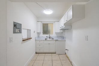 Turf Point Properties in Hialeah, FL - Foto de edificio - Interior Photo