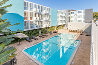 Park East Apartments in San Diego, CA - Foto de edificio - Building Photo