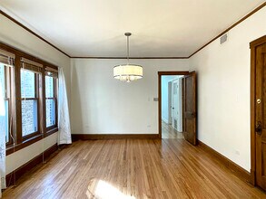 5225 W Montrose Ave in Chicago, IL - Building Photo - Building Photo