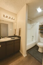 Villa Rodriguez in San Antonio, TX - Foto de edificio - Building Photo