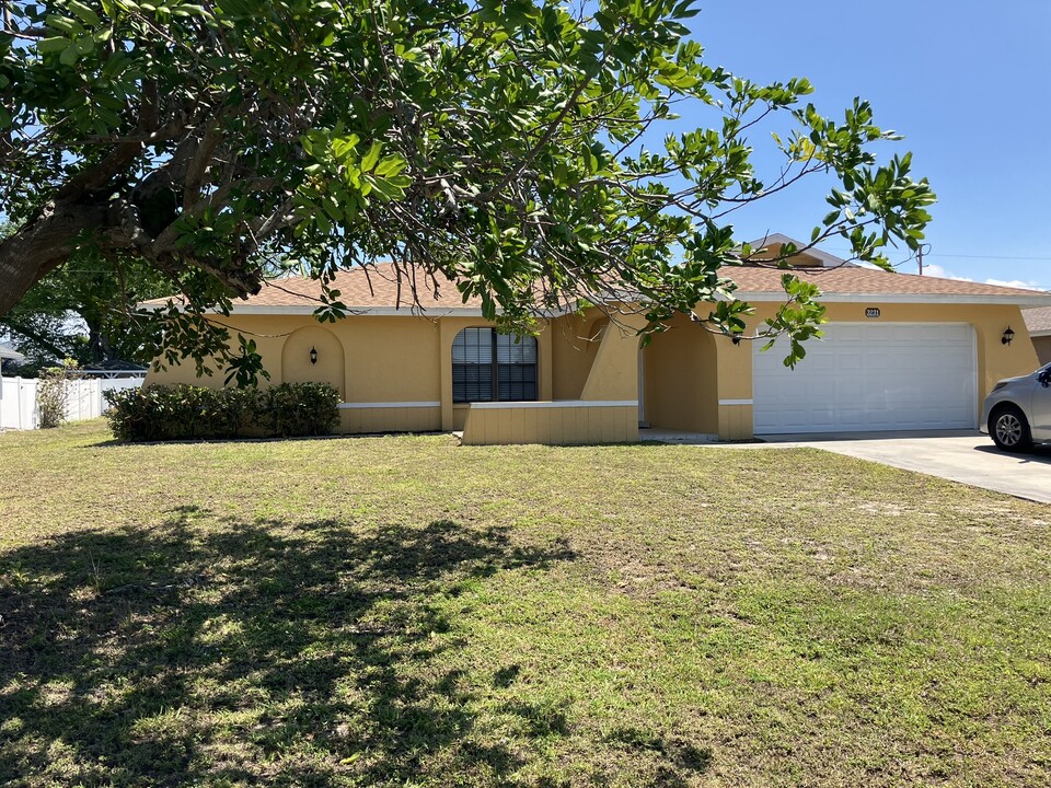 3231 SW 1st Pl in Cape Coral, FL - Building Photo