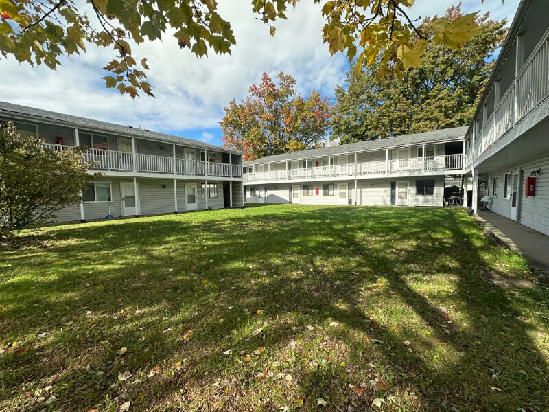 516 Massillon Rd in Akron, OH - Building Photo