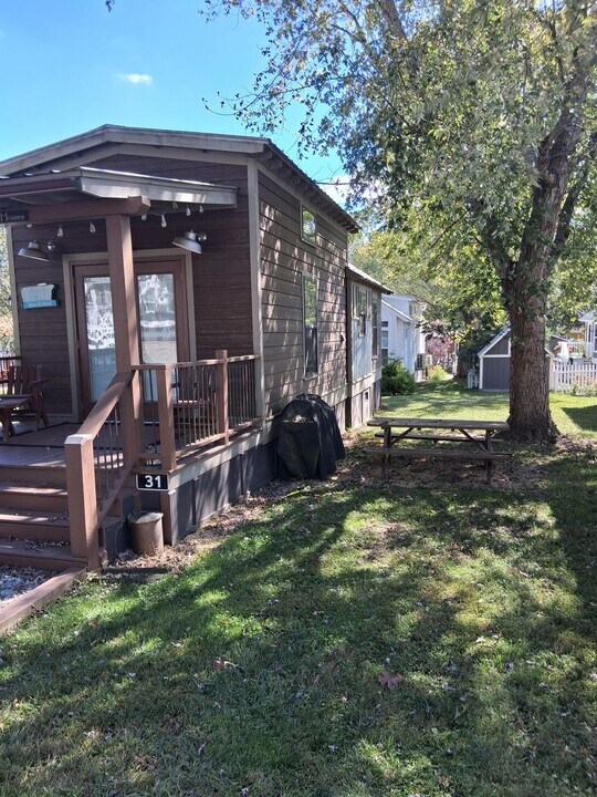 31 Rest Awhile Ln in Flat Rock, NC - Building Photo