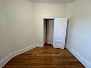 2 Ware St, Unit 111 in Cambridge, MA - Foto de edificio - Building Photo