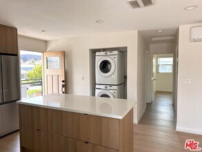 3807 W Heffron Dr in Burbank, CA - Building Photo - Building Photo