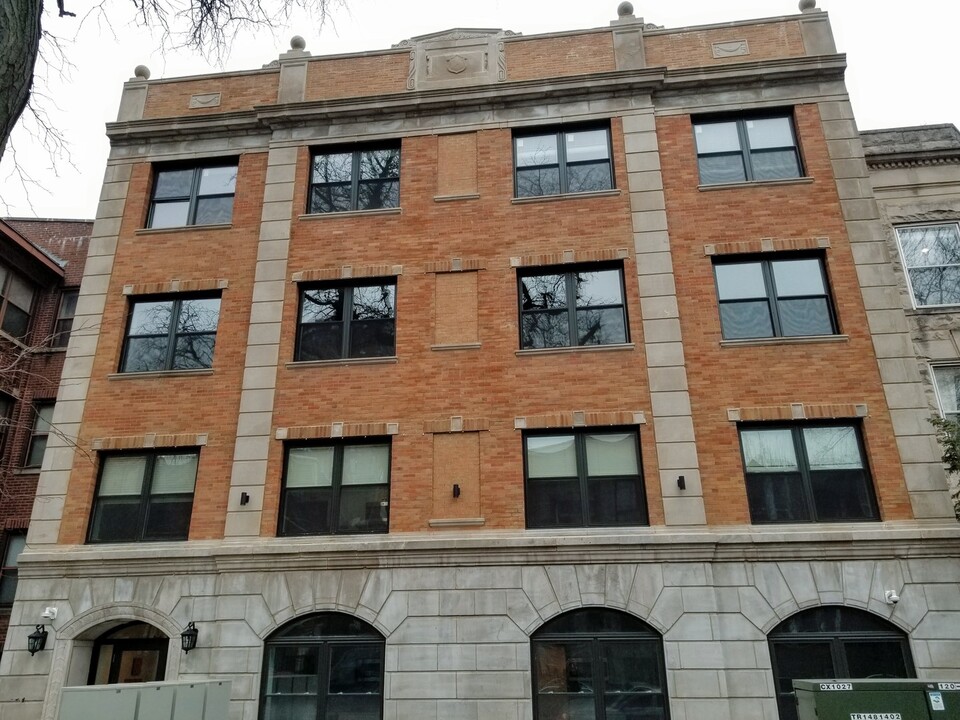 5240 N Winthrop Ave in Chicago, IL - Building Photo