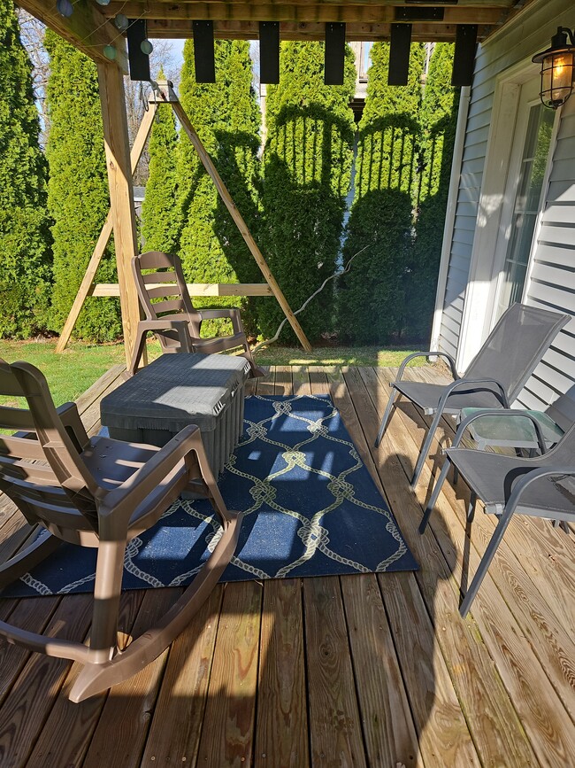 75 Neptune St in Jamestown, RI - Foto de edificio - Building Photo