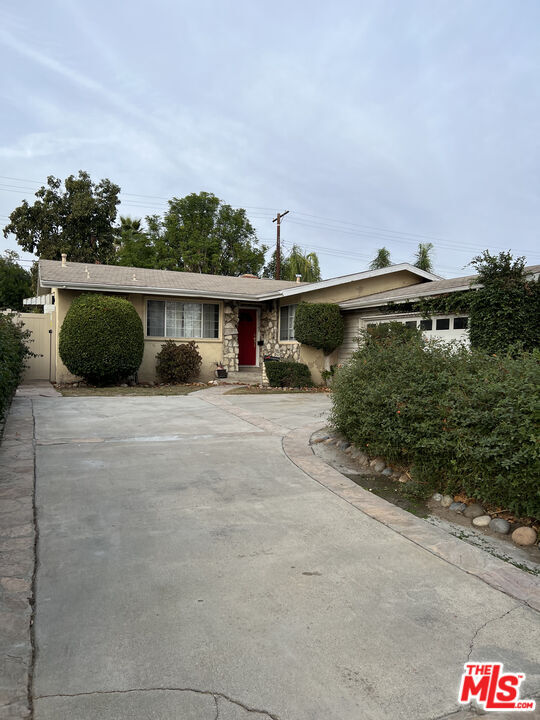 23121 Welby Way in Los Angeles, CA - Building Photo - Building Photo