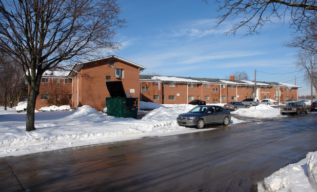 Farmington Plaza Apartments in Farmington, MI - Building Photo - Building Photo