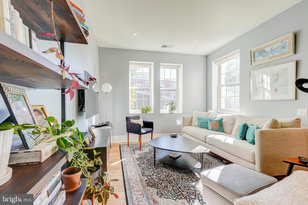 2926 Porter St NW-Unit -302 in Washington, DC - Building Photo