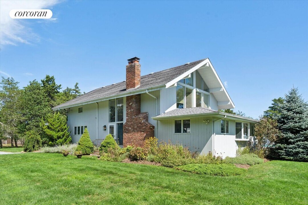 18 Quogo Neck Ln in Quogue, NY - Building Photo