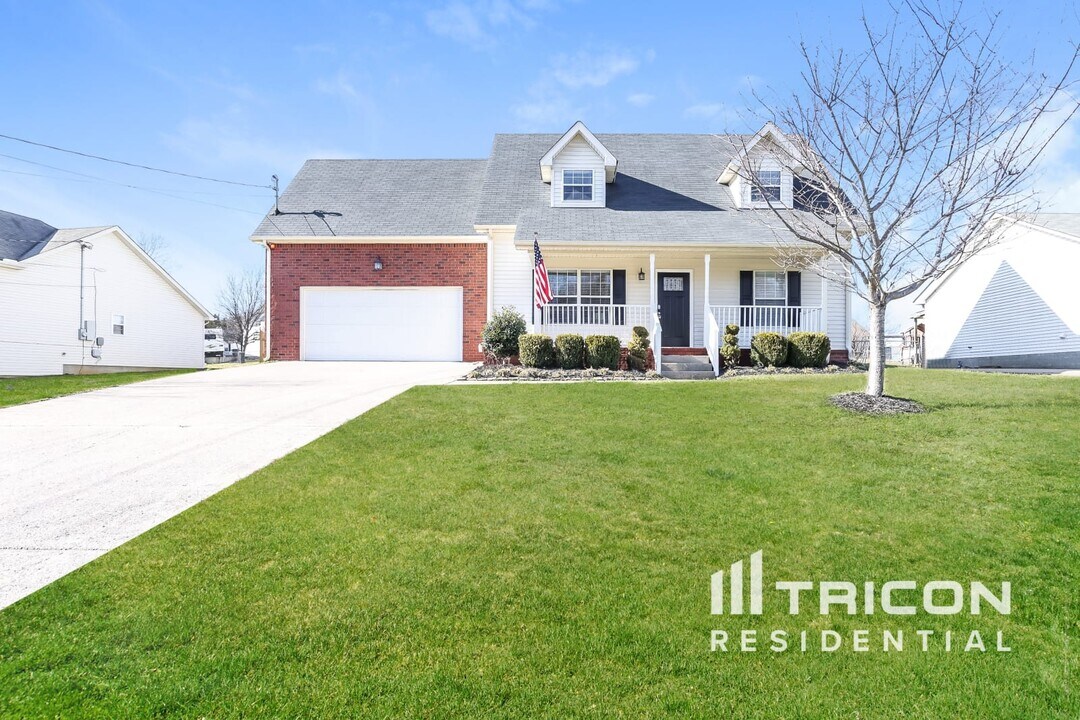 504 Sanders Dr in La Vergne, TN - Building Photo