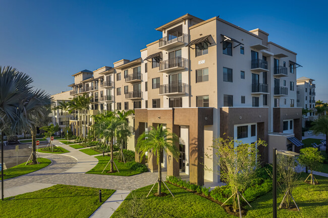 Shalimar at Plantation in Plantation, FL - Building Photo - Building Photo