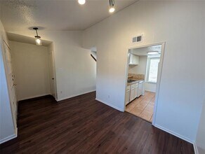 8560 Park Ln in Dallas, TX - Foto de edificio - Building Photo