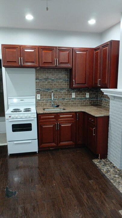 342-352 S 52nd St in Philadelphia, PA - Building Photo