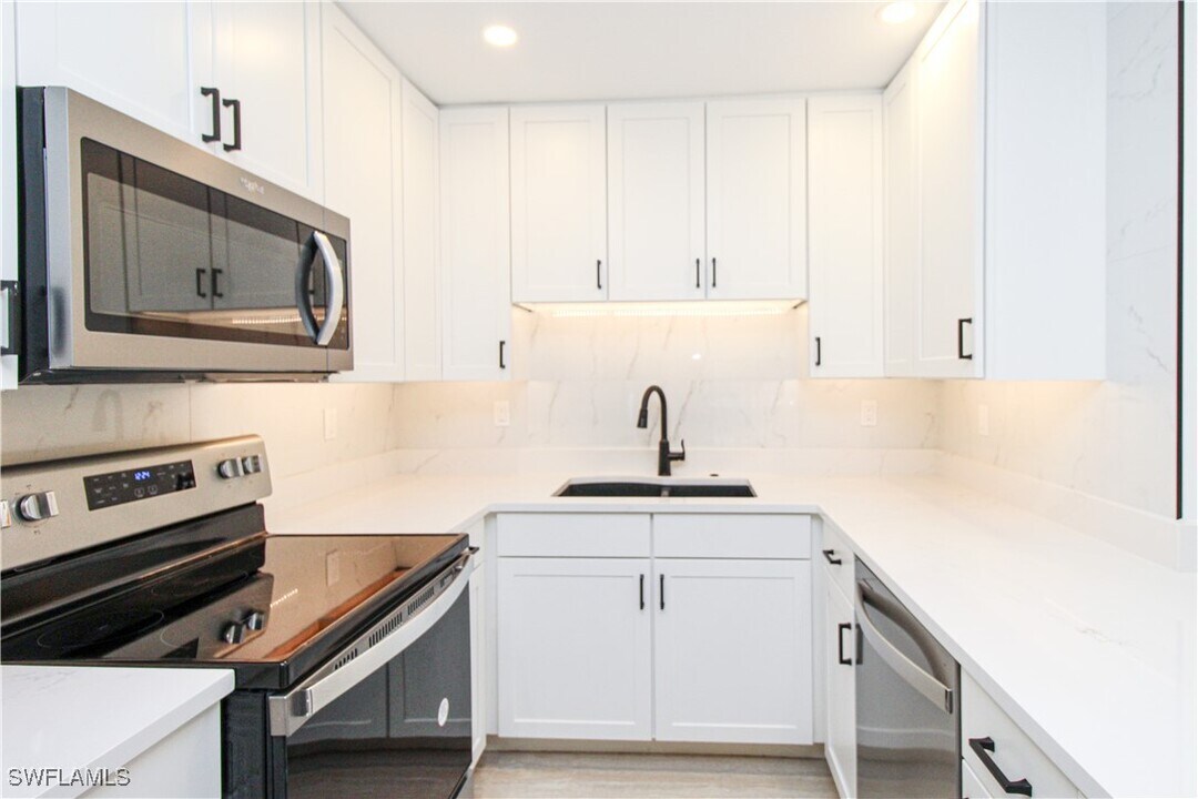1435 Curlew Ave in Naples, FL - Building Photo