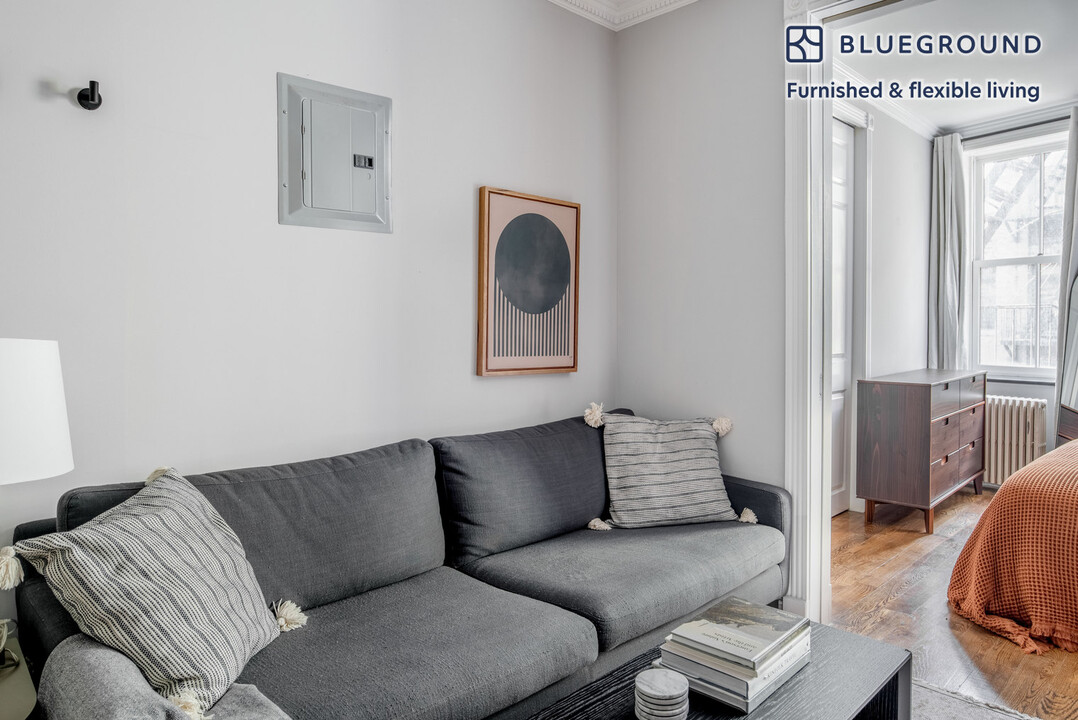 118 Christopher St, Unit FL4-ID1166 in New York, NY - Building Photo