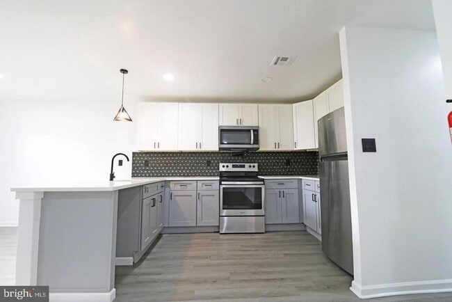 511 Corinthian Ave in Essington, PA - Building Photo - Building Photo