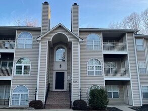 6704 W Friendly Ave, Unit 4J in Greensboro, NC - Foto de edificio - Building Photo