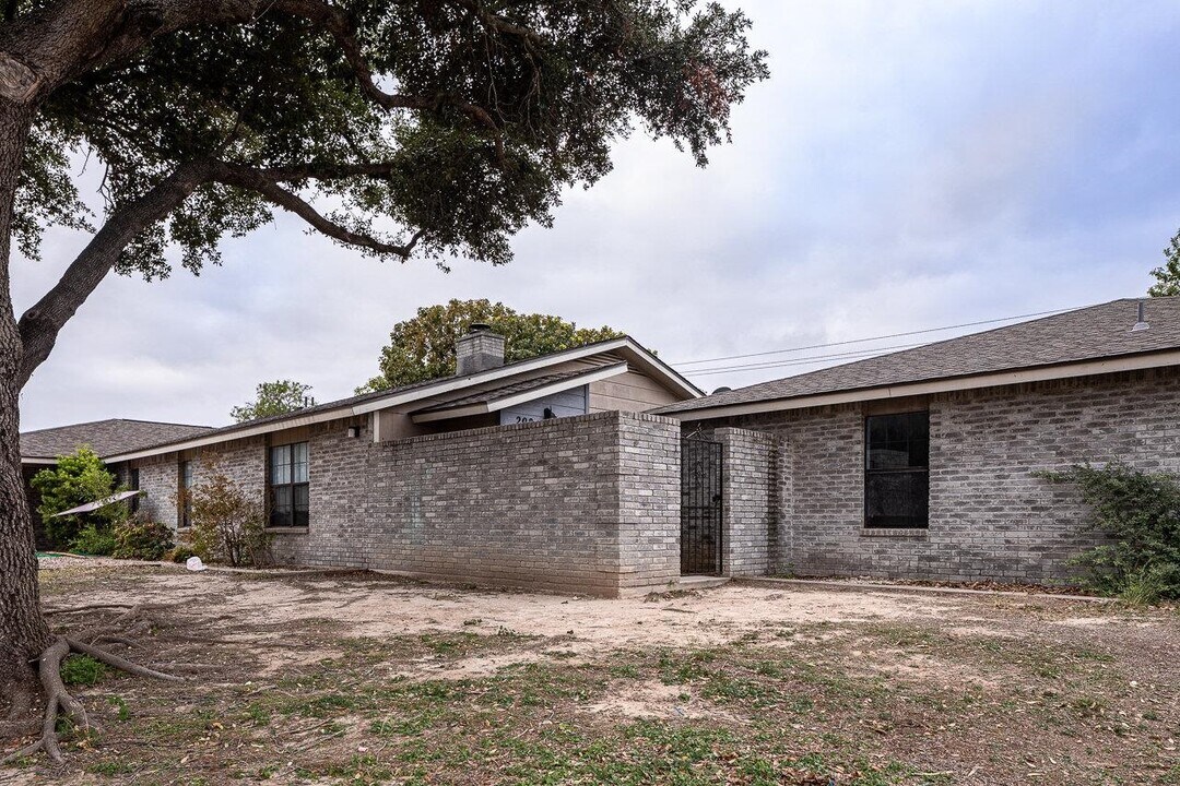 208 Miller Dr in Del Rio, TX - Building Photo