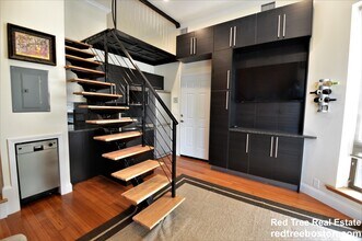 1689 Beacon St, Unit 8 in Brookline, MA - Building Photo - Building Photo