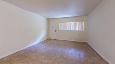 356 E Desert Inn Rd in Las Vegas, NV - Building Photo - Building Photo