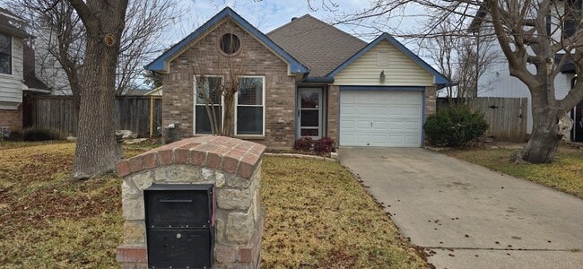 4661 Birchbend Ln in Fort Worth, TX - Foto de edificio - Building Photo