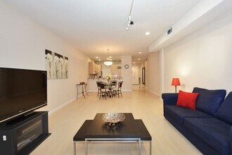 117 N Gale Dr, Unit 203 in Beverly Hills, CA - Building Photo - Building Photo