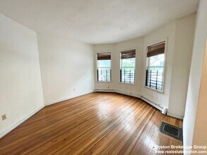 7 Iroquois St, Unit 1 in Boston, MA - Foto de edificio - Building Photo