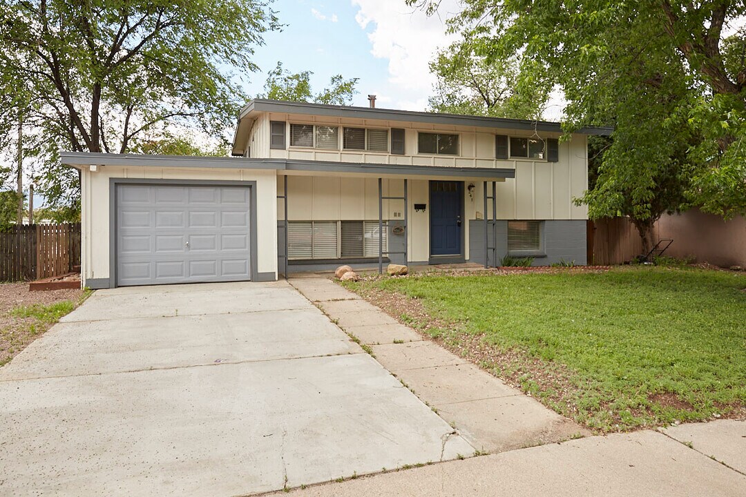 241 Elmwood Dr in Colorado Springs, CO - Building Photo